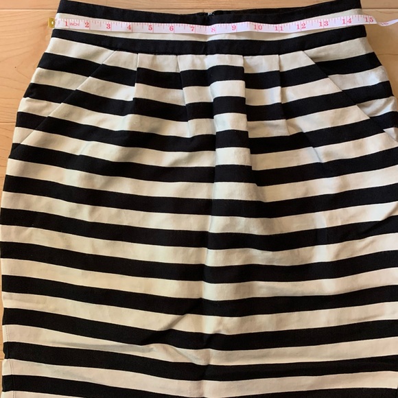 🌺 2/$20 Banana Republic black and white striped pencil skirt size 4 with pockets - Picture 4 of 7